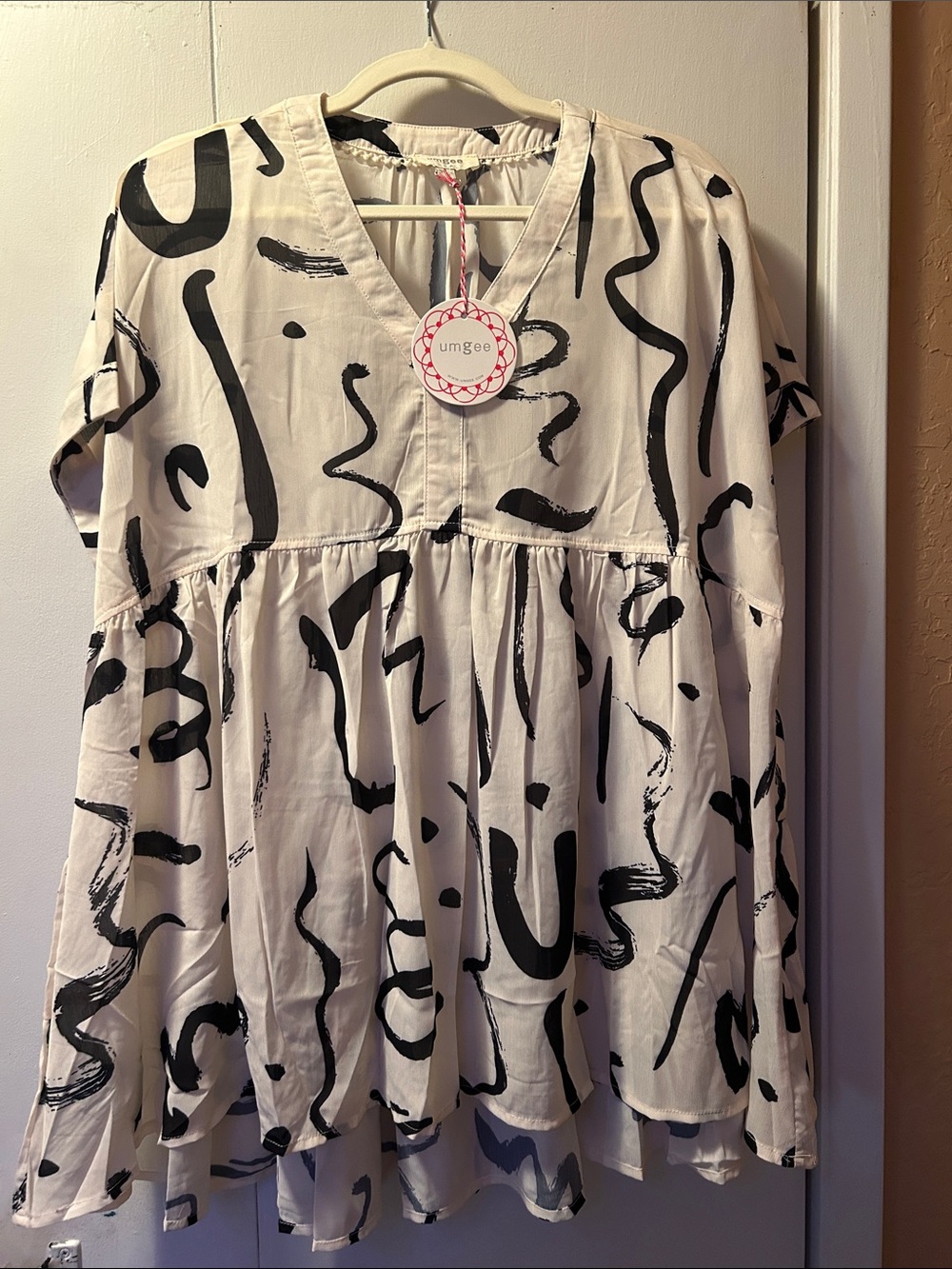 Umgee Cream and Black Abstract Blouse